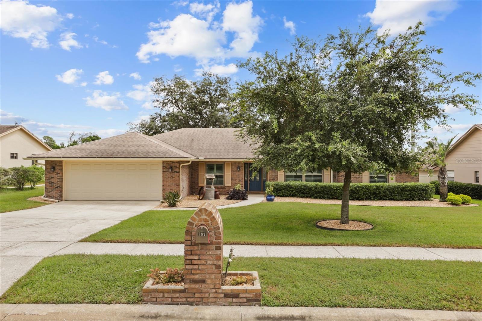 Listing photo 1 for 382 Forest Park Cir