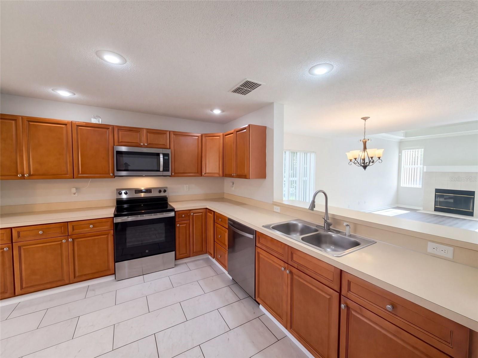 Listing photo 2 for 2772 River Ridge Dr
