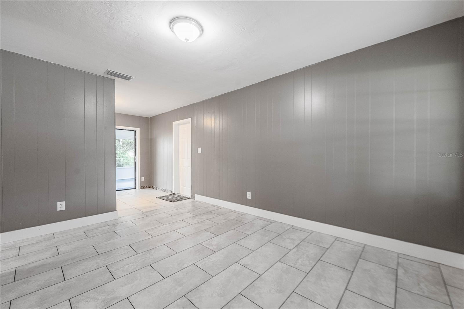 Listing photo 3 for 1026 Canal Dr W