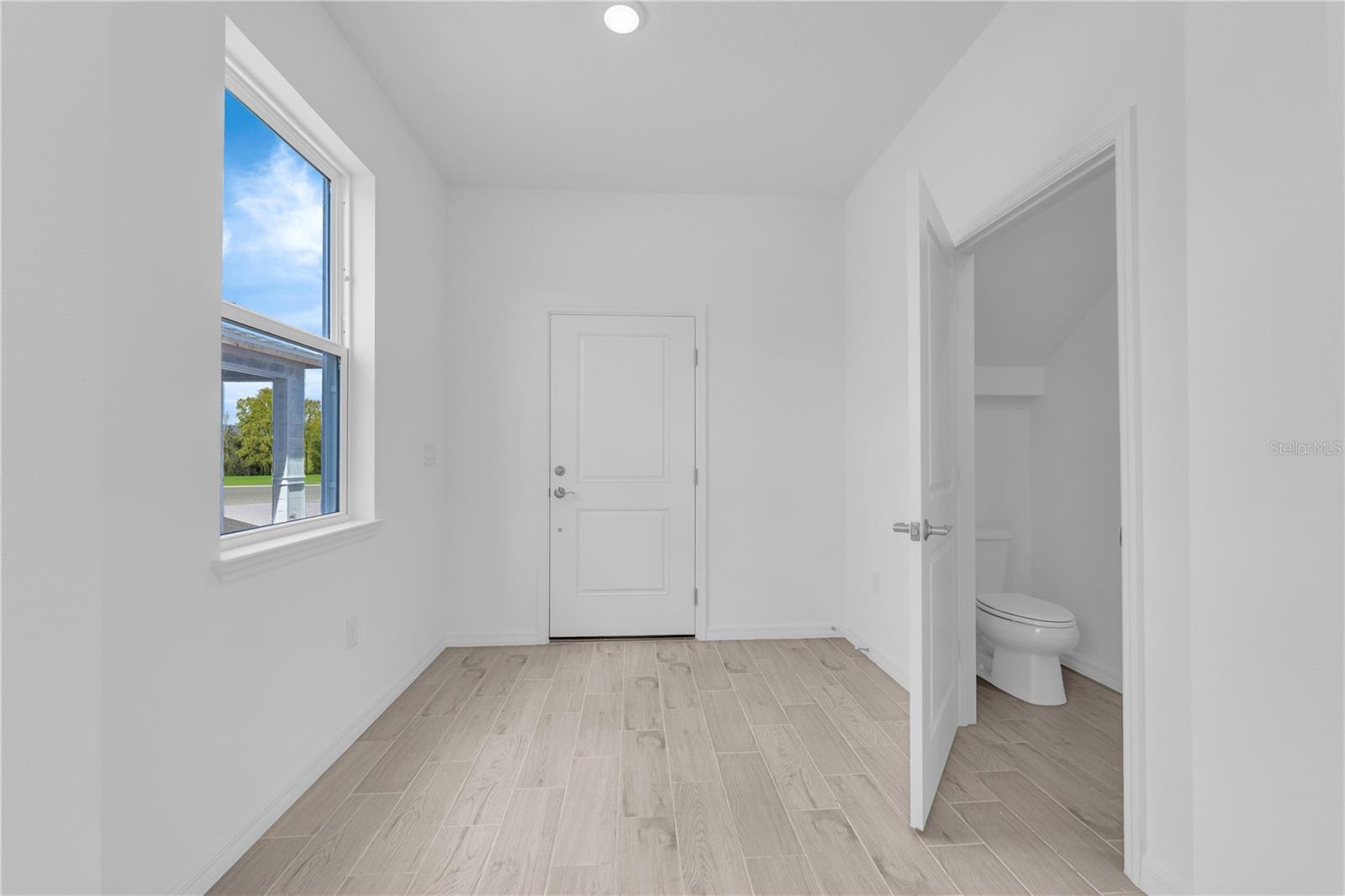 Listing photo 3 for 1666 Meadowgrove Ave