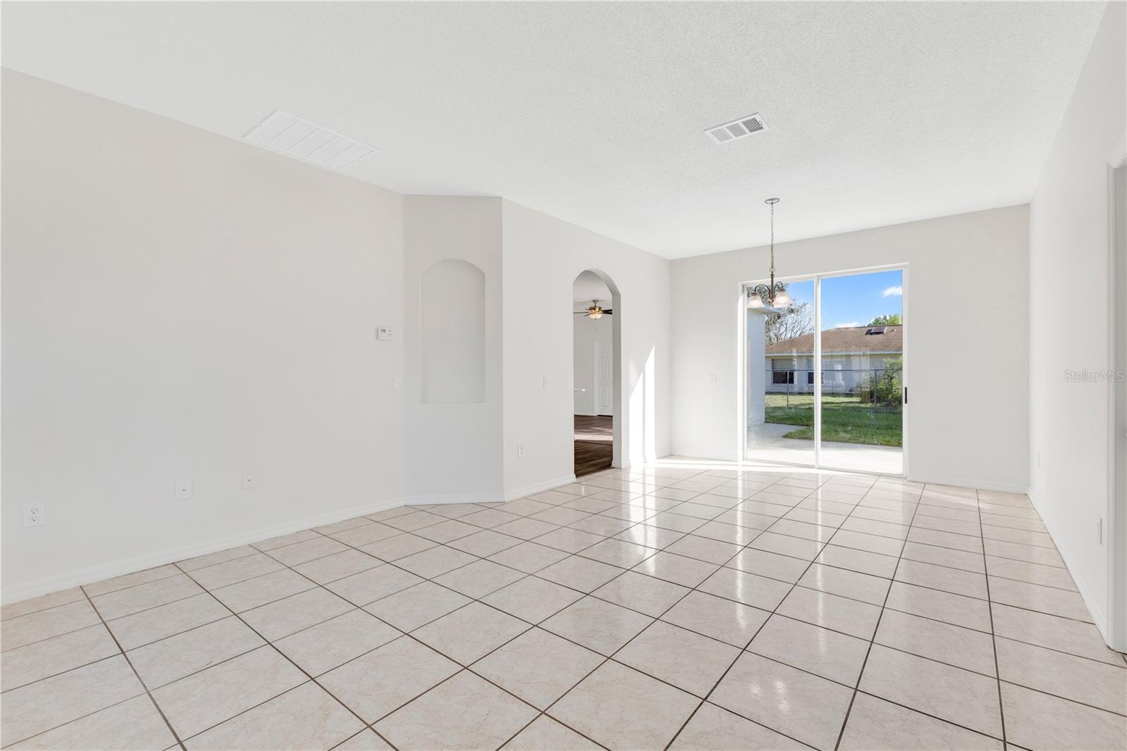 Listing photo 3 for 647 Heraldo Ct