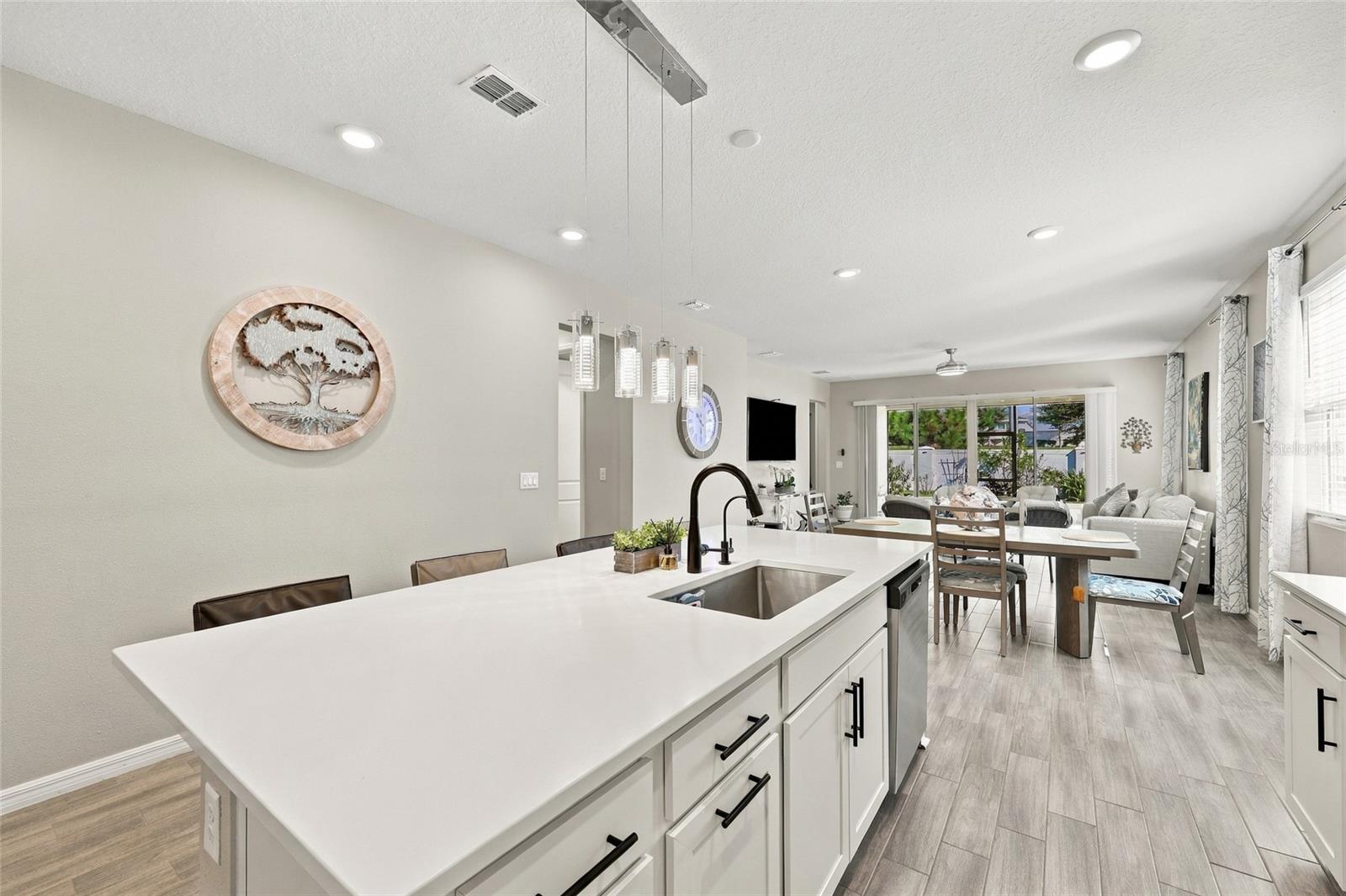 Listing photo 3 for 1042 Heirloom Dr