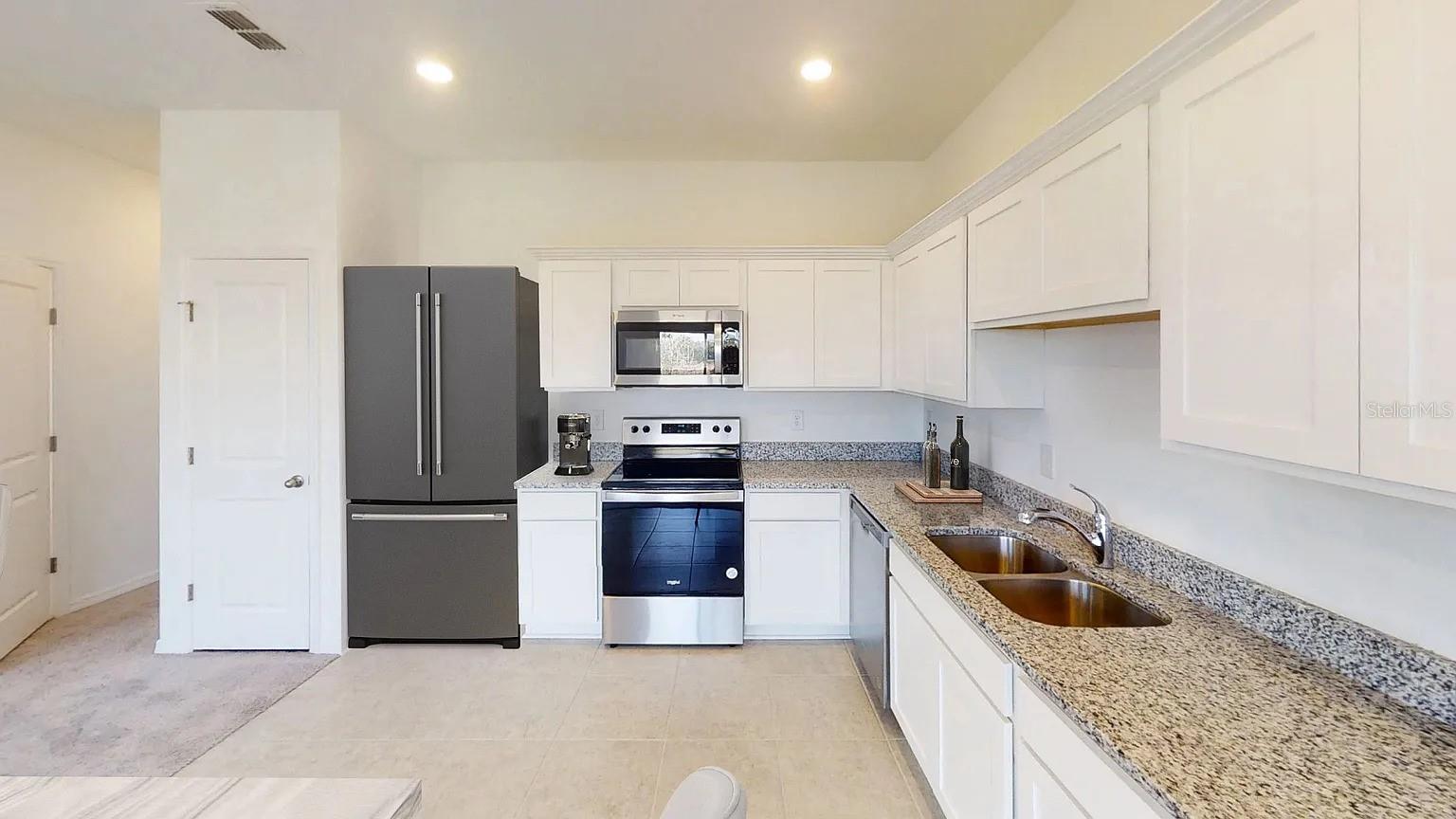 Listing photo 3 for 3693 Spire Dr
