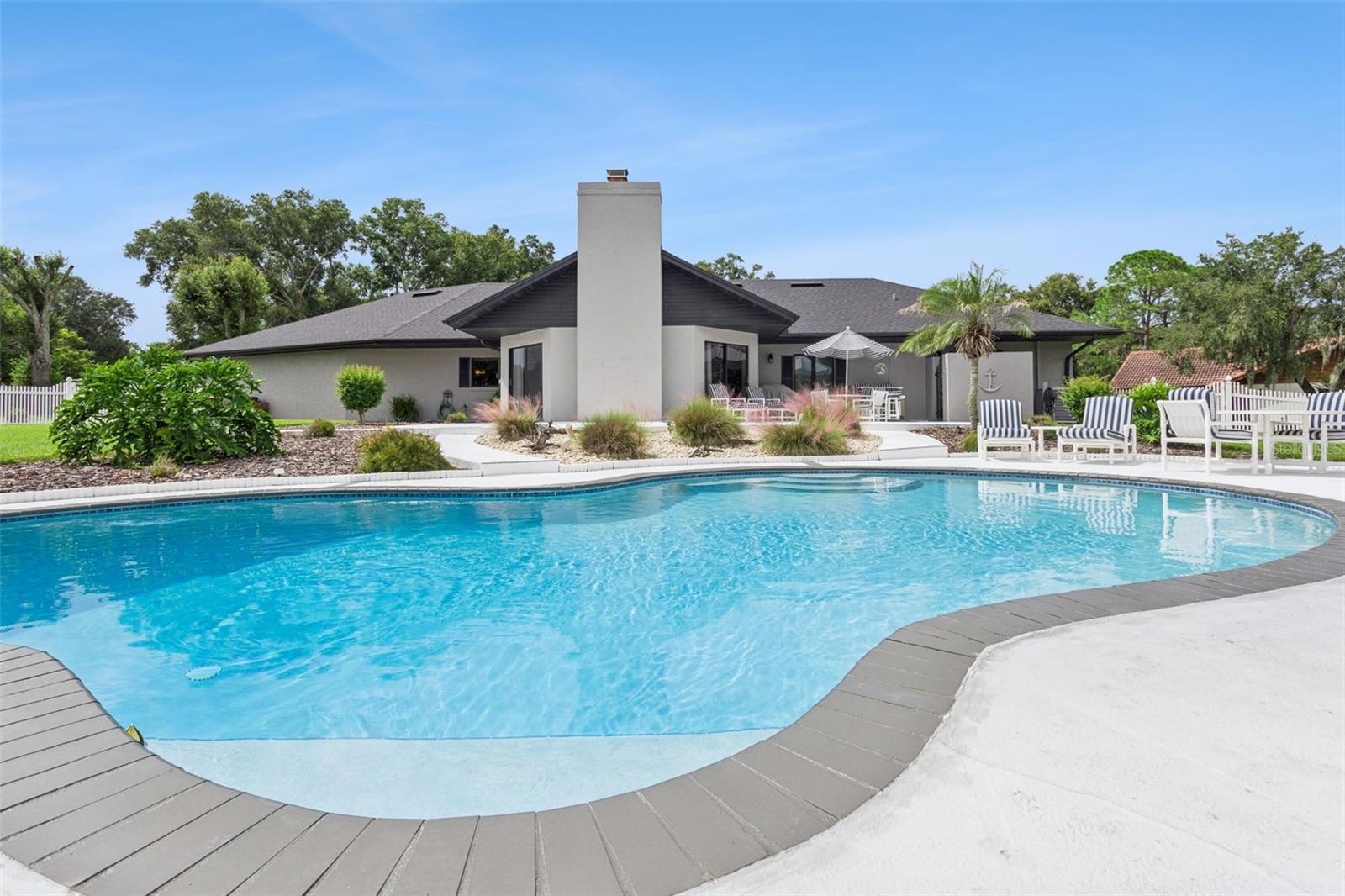 Listing photo 2 for 37 Lake Eloise Ln