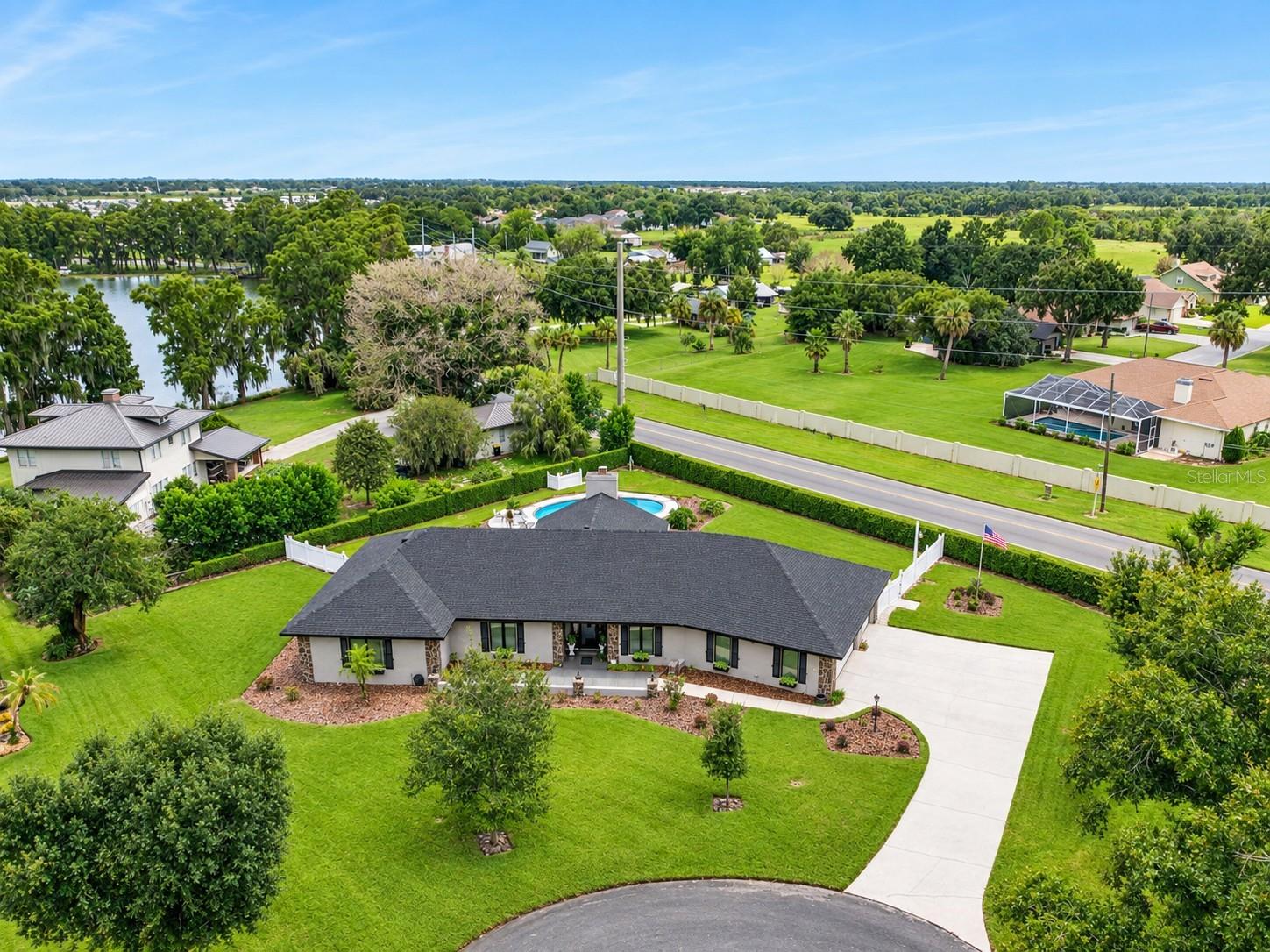 Listing photo 1 for 37 Lake Eloise Ln