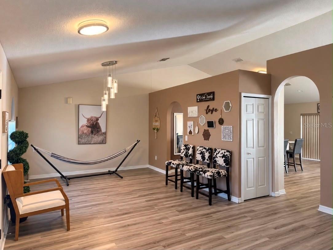 Listing photo 2 for 521 Adriel Ave