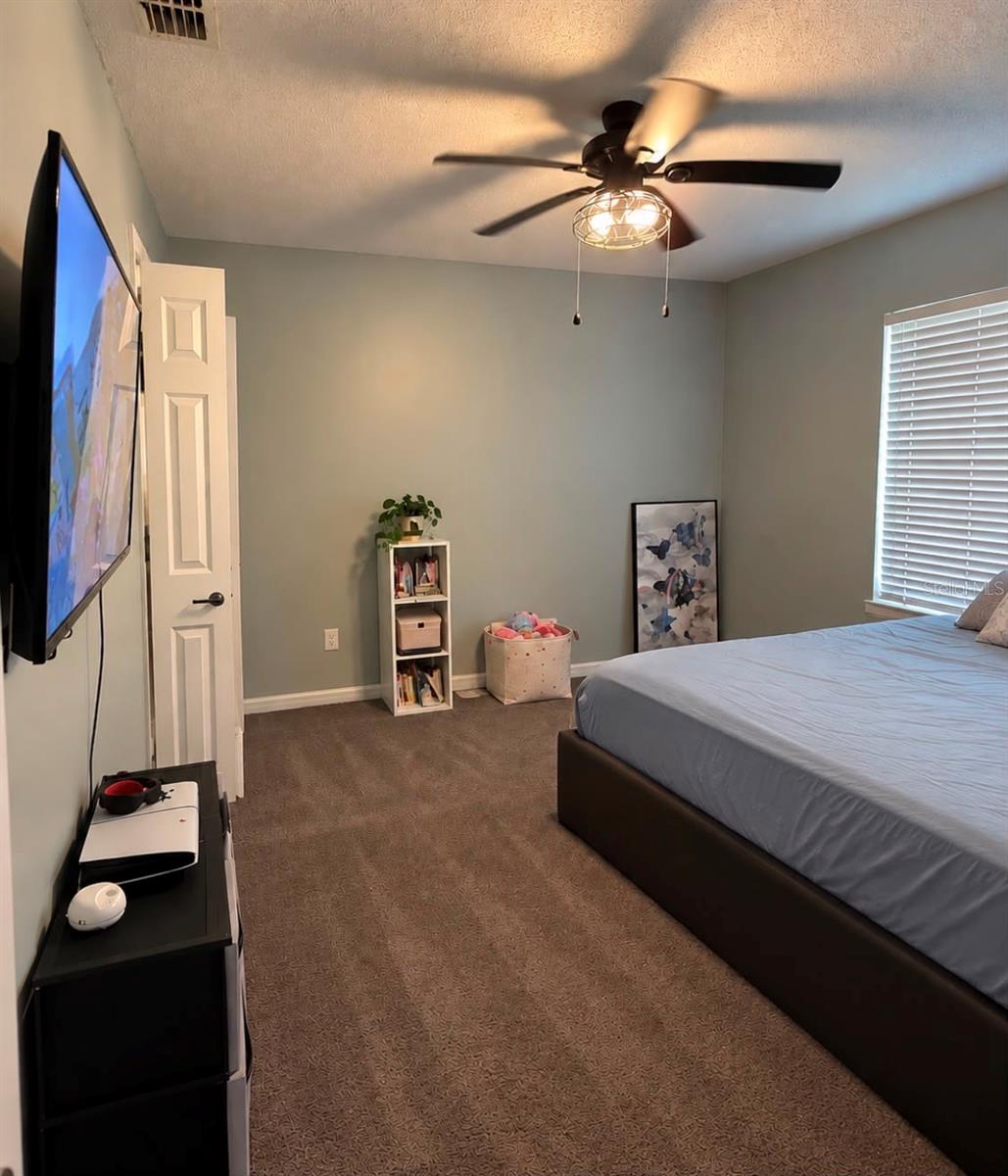 Listing photo 3 for 521 Adriel Ave