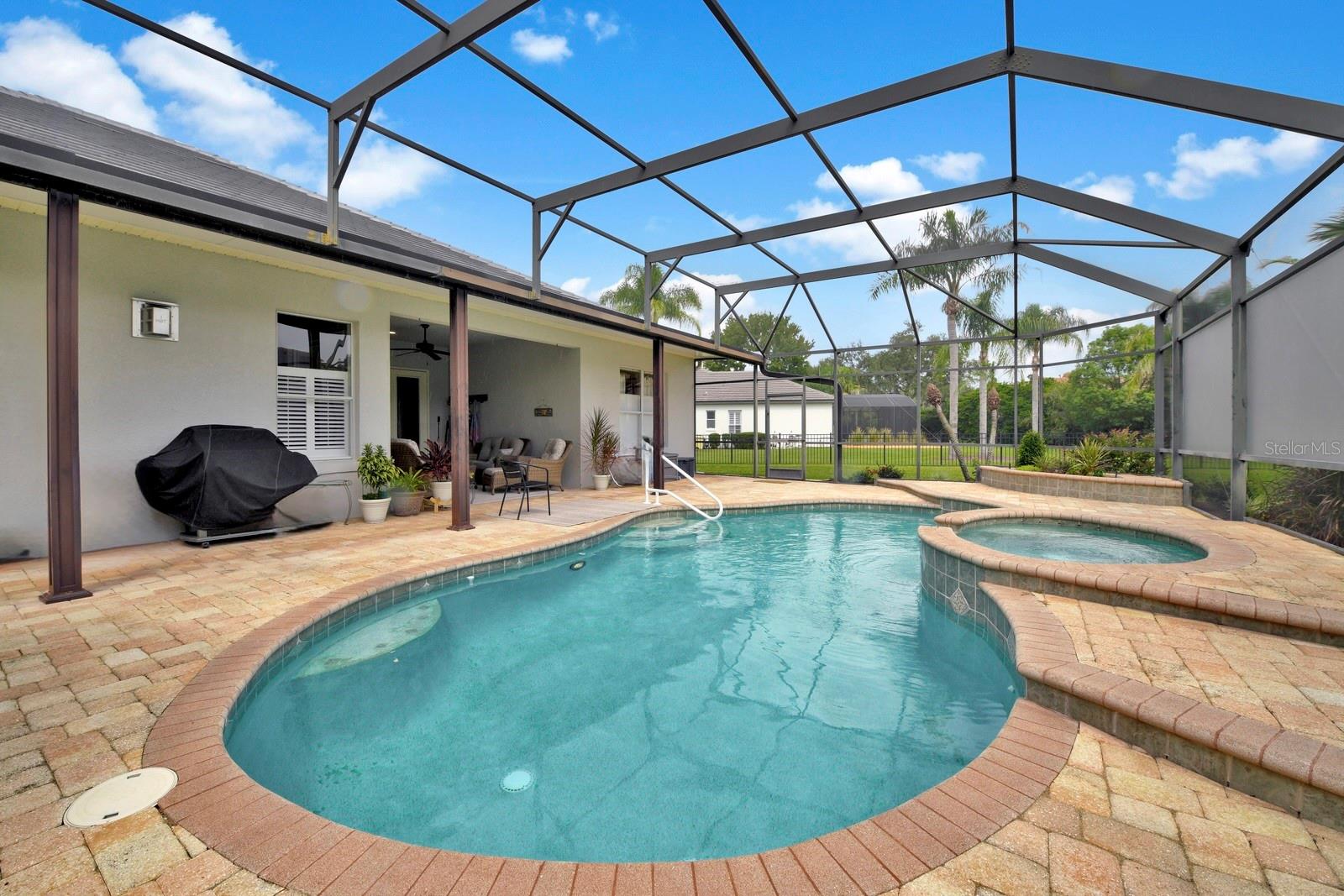 Listing photo 2 for 2031 Capri Ln