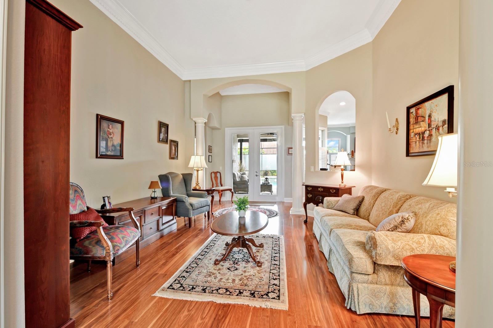 Listing photo 3 for 2031 Capri Ln