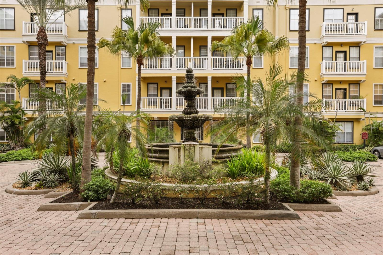 Listing photo 1 for 860 N Orange Ave #323