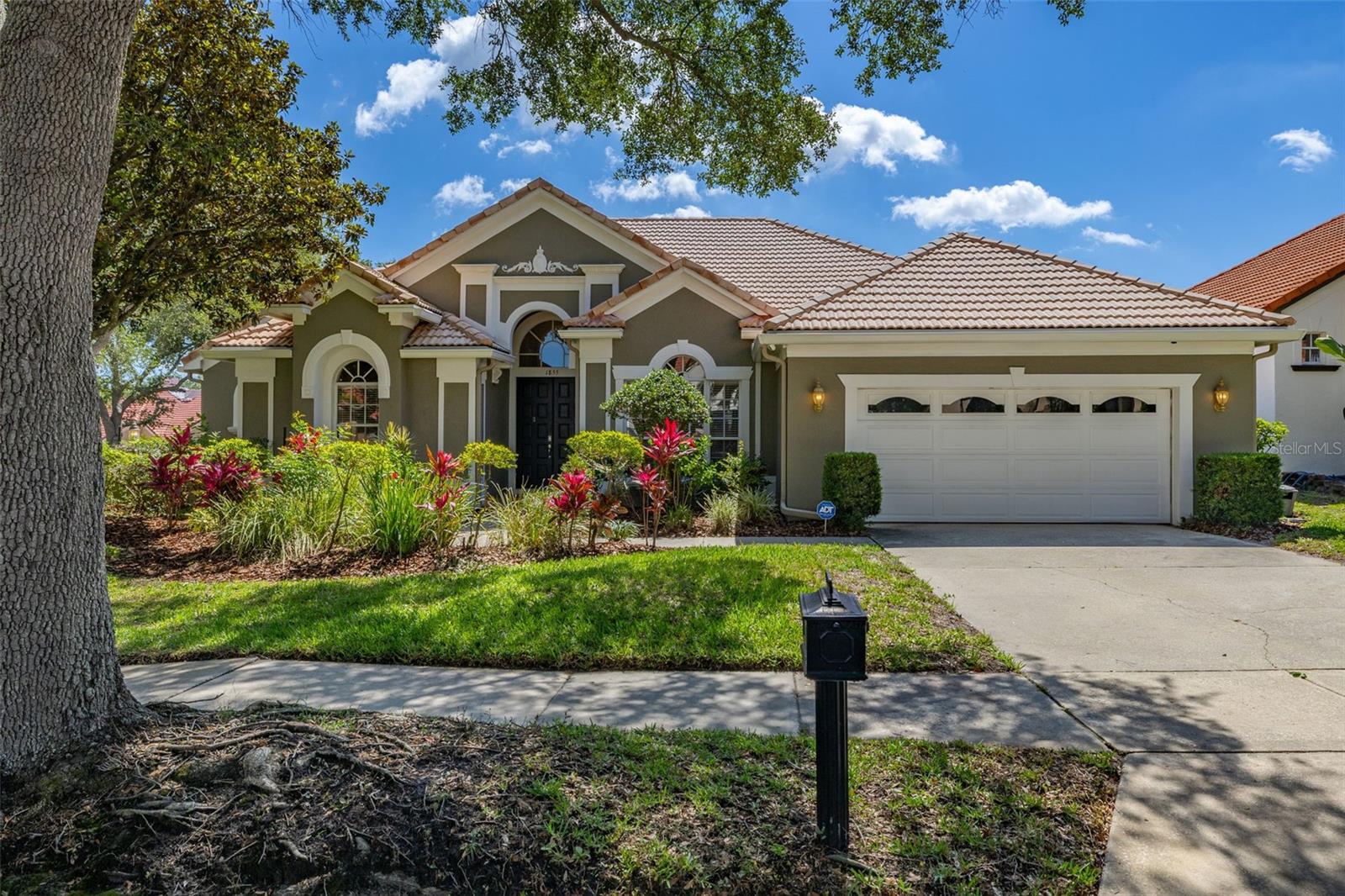 Listing photo 1 for 1855 Vista Royale Blvd