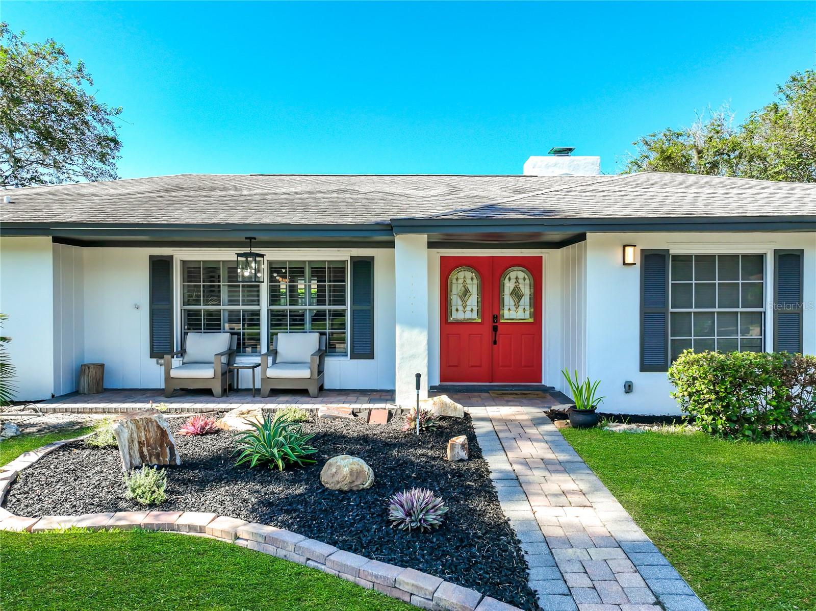 Listing photo 1 for 161 White Oak Cir