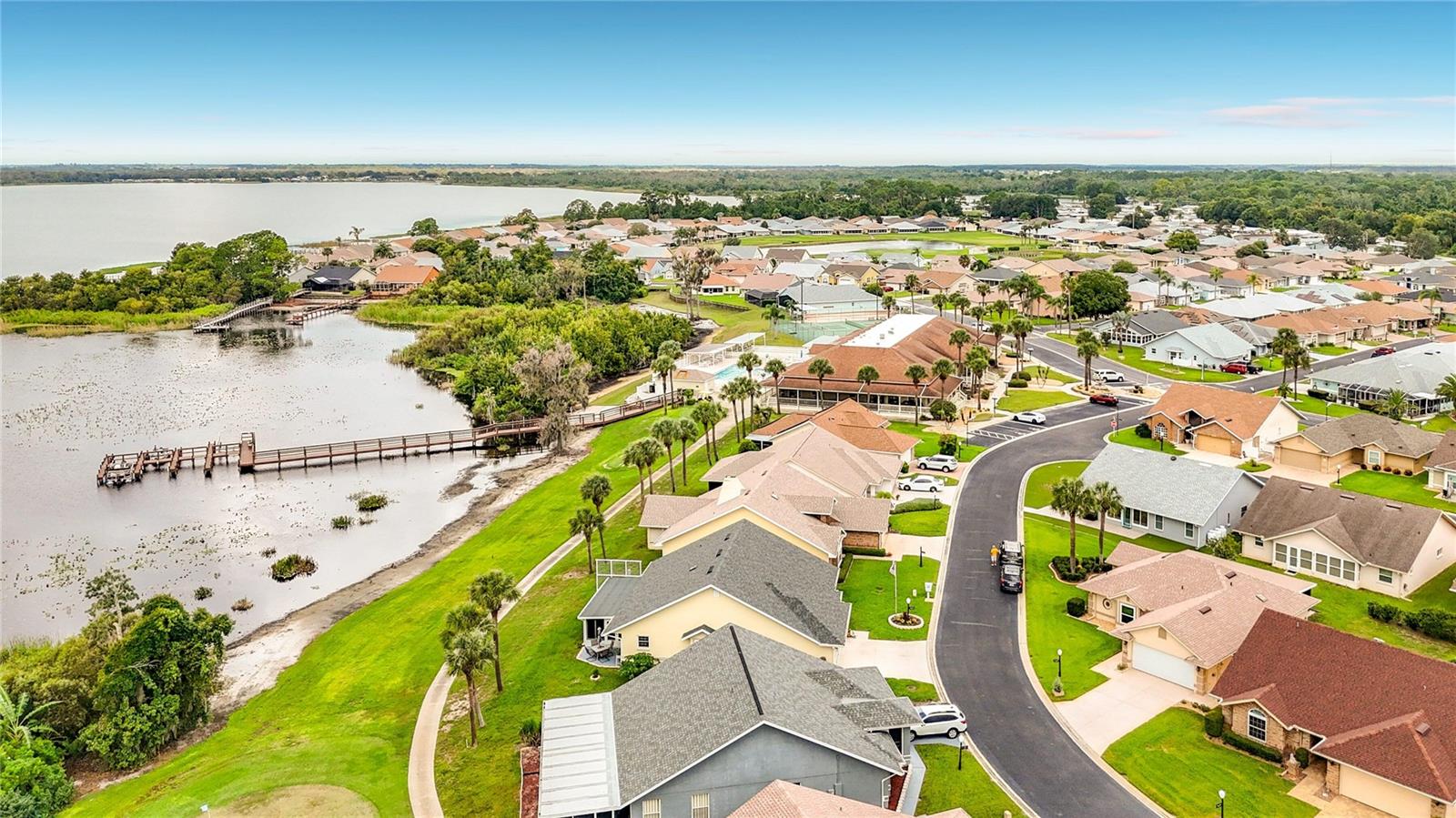 Listing photo 3 for 430 Harbourview Dr