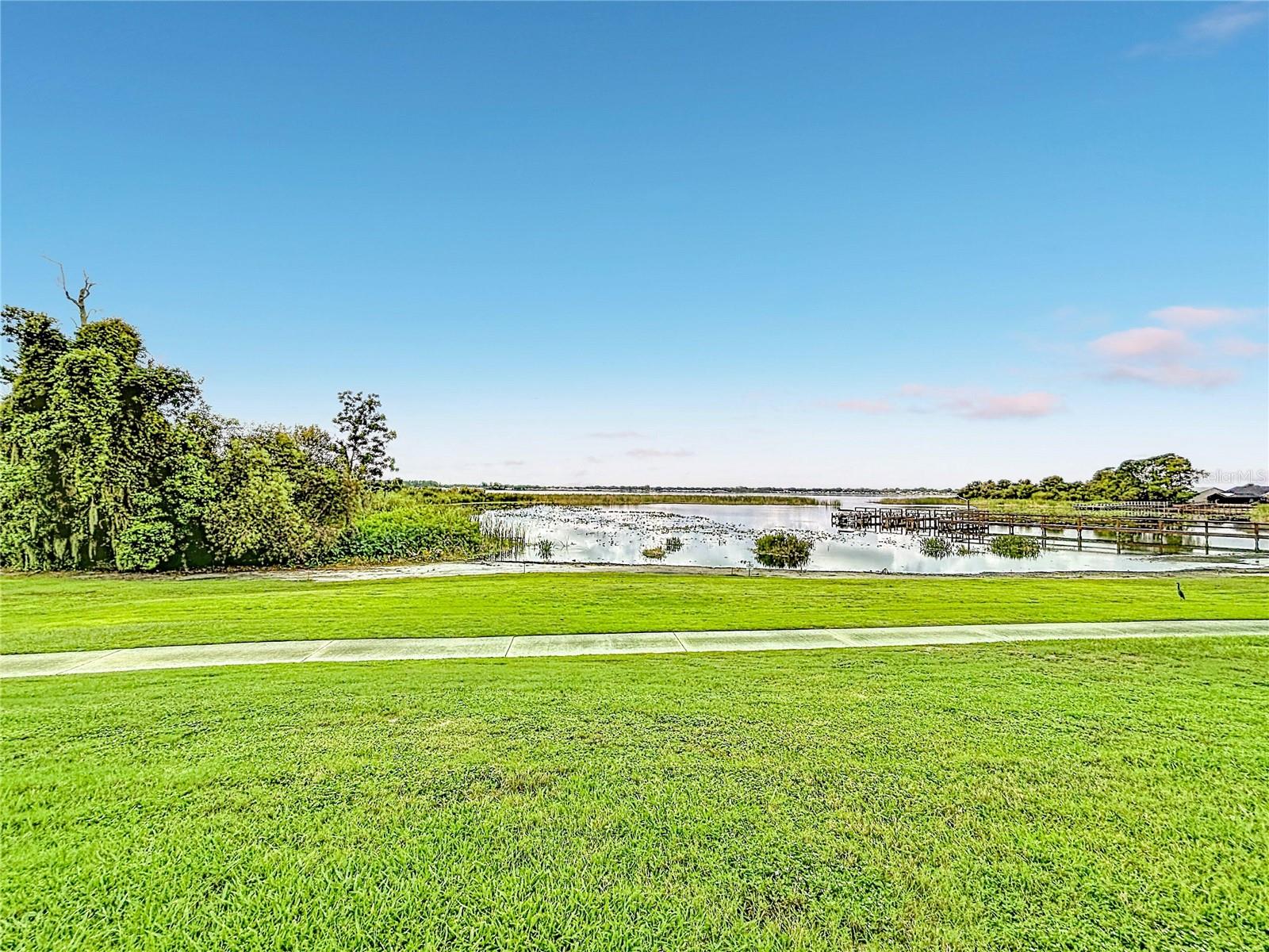Listing photo 2 for 430 Harbourview Dr