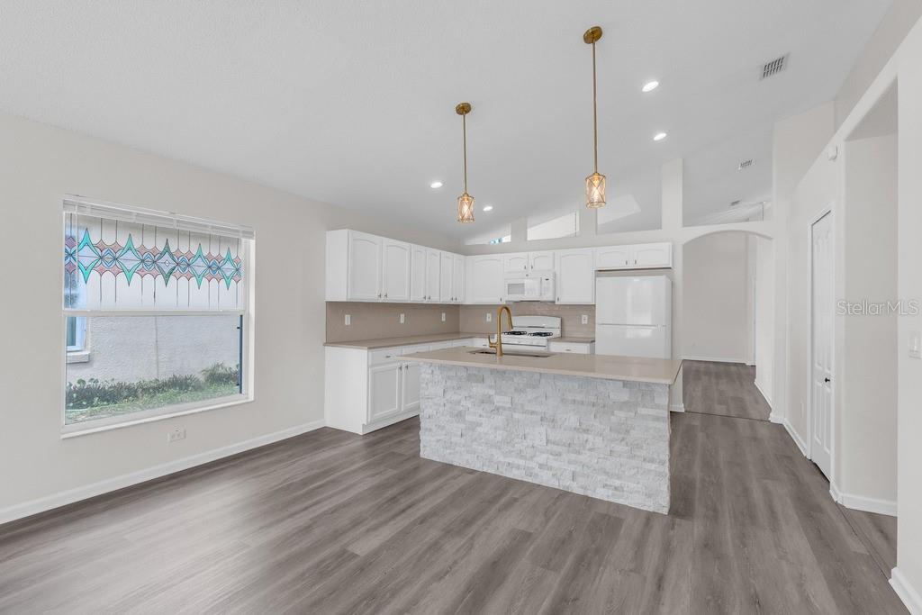 Listing photo 3 for 15746 Autumn Glen Ave