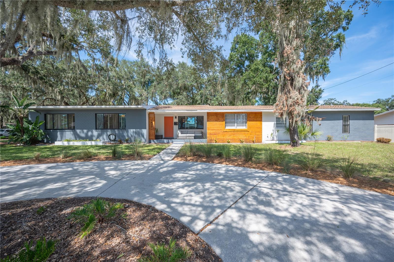 Listing photo 1 for 1430 E Edgewood Dr