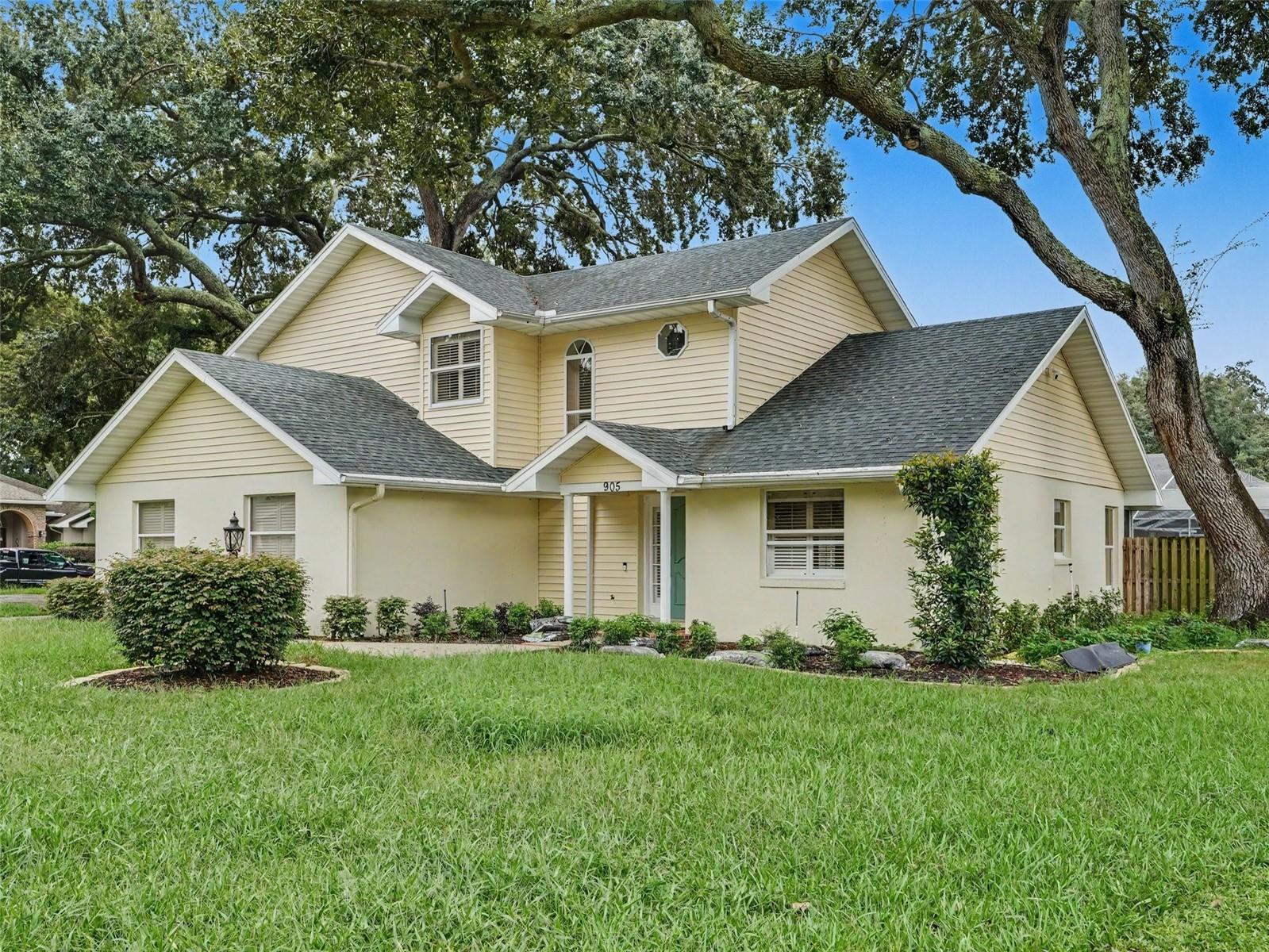 Listing photo 2 for 905 Woodrow Dr