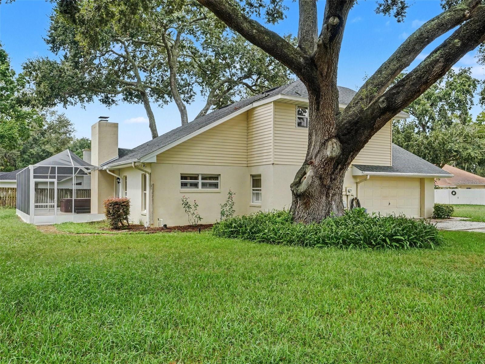 Listing photo 3 for 905 Woodrow Dr
