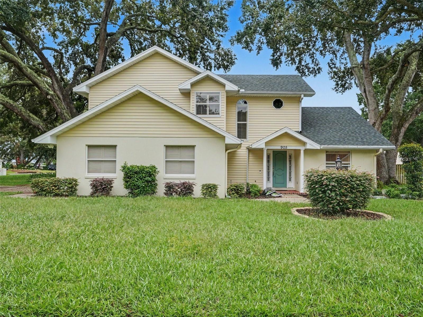 Listing photo 1 for 905 Woodrow Dr