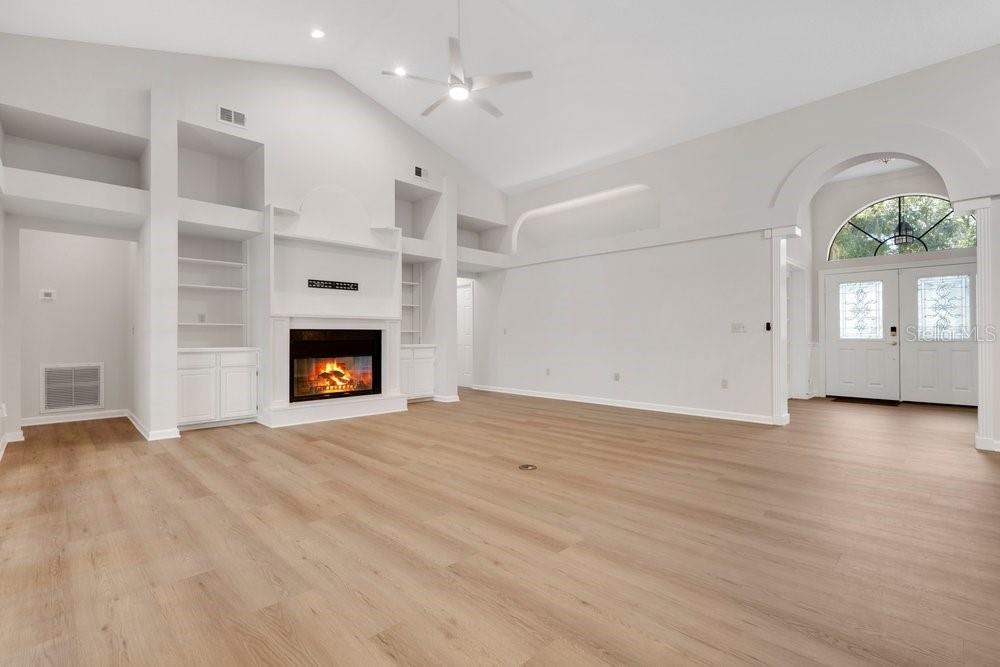 Listing photo 3 for 8021 Landgrove Ct