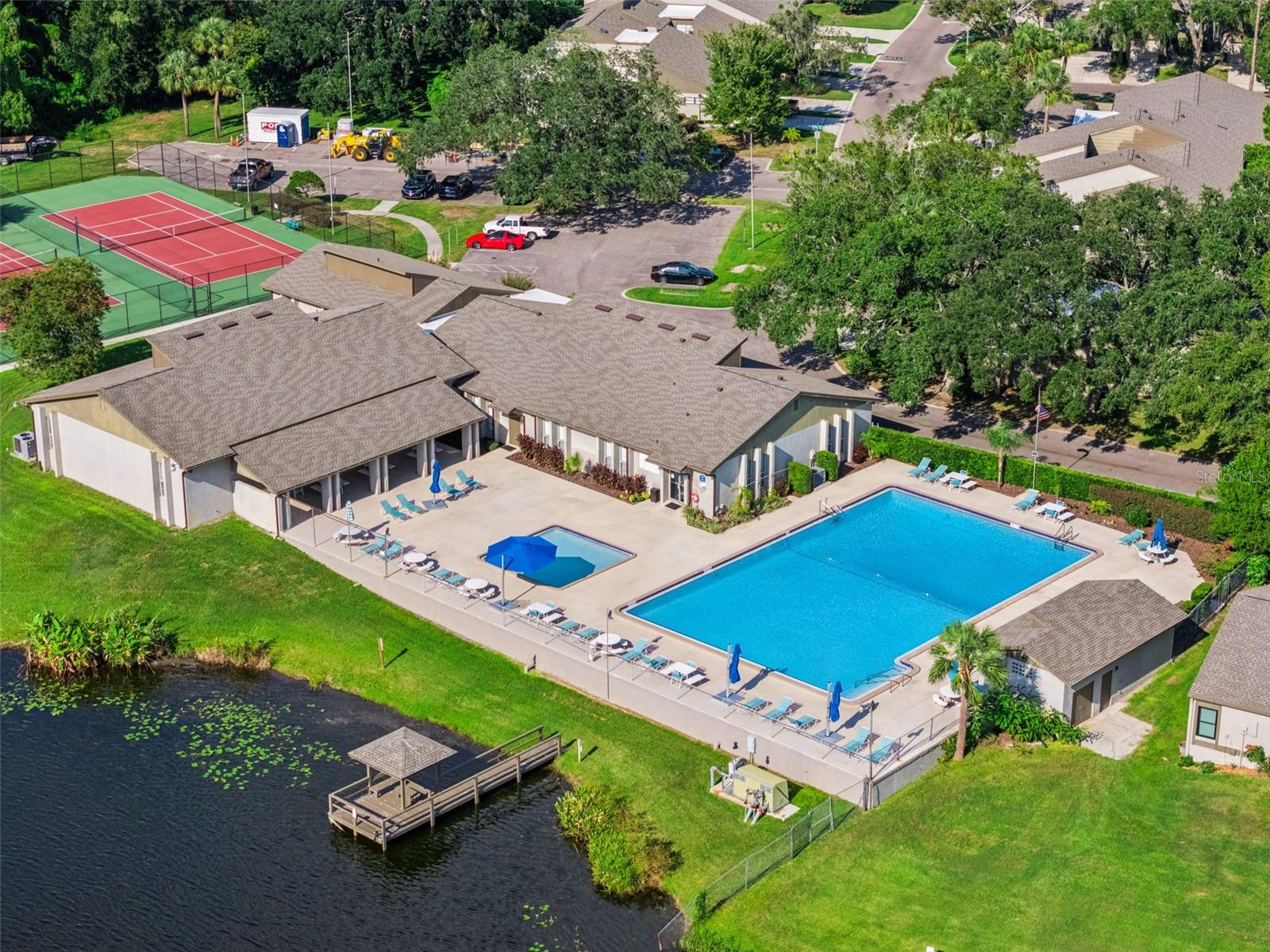 Listing photo 3 for 629 Woodridge Dr