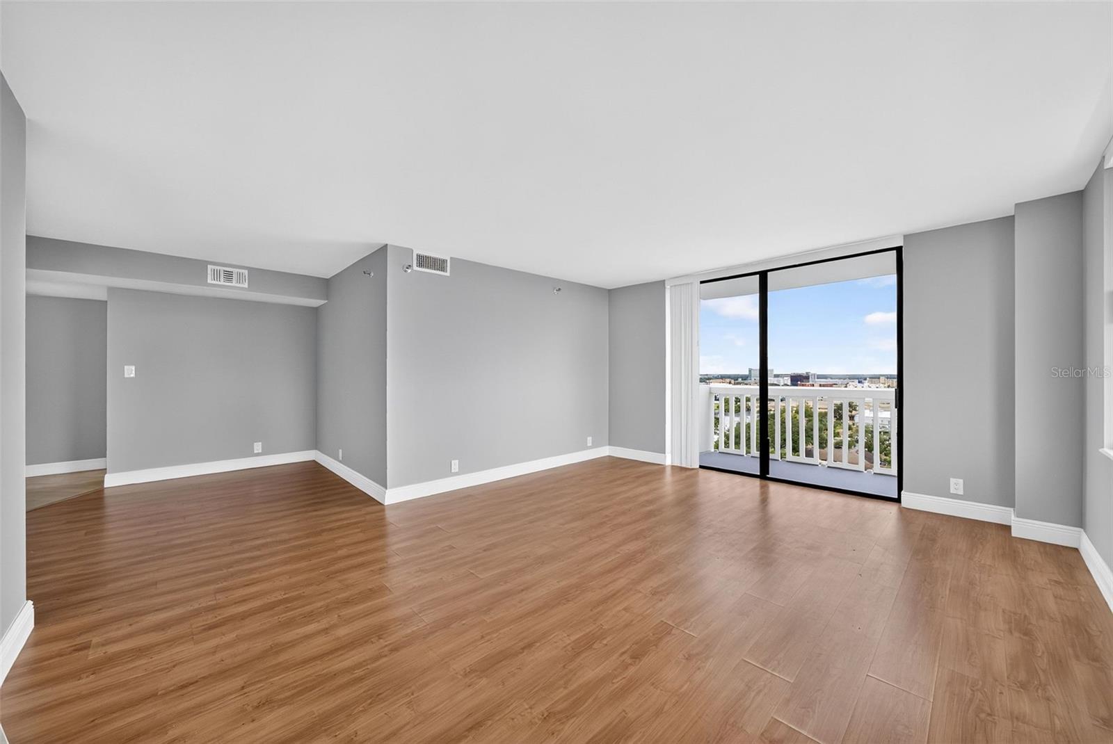 Listing photo 3 for 400 E Colonial Dr #1604