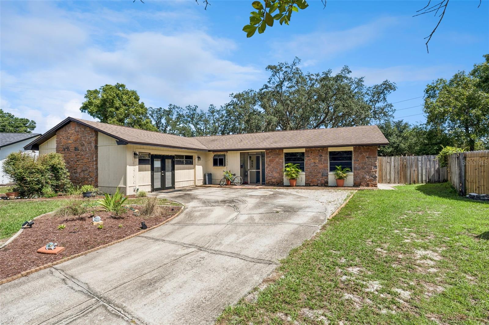 855 BENCHWOOD DRIVE