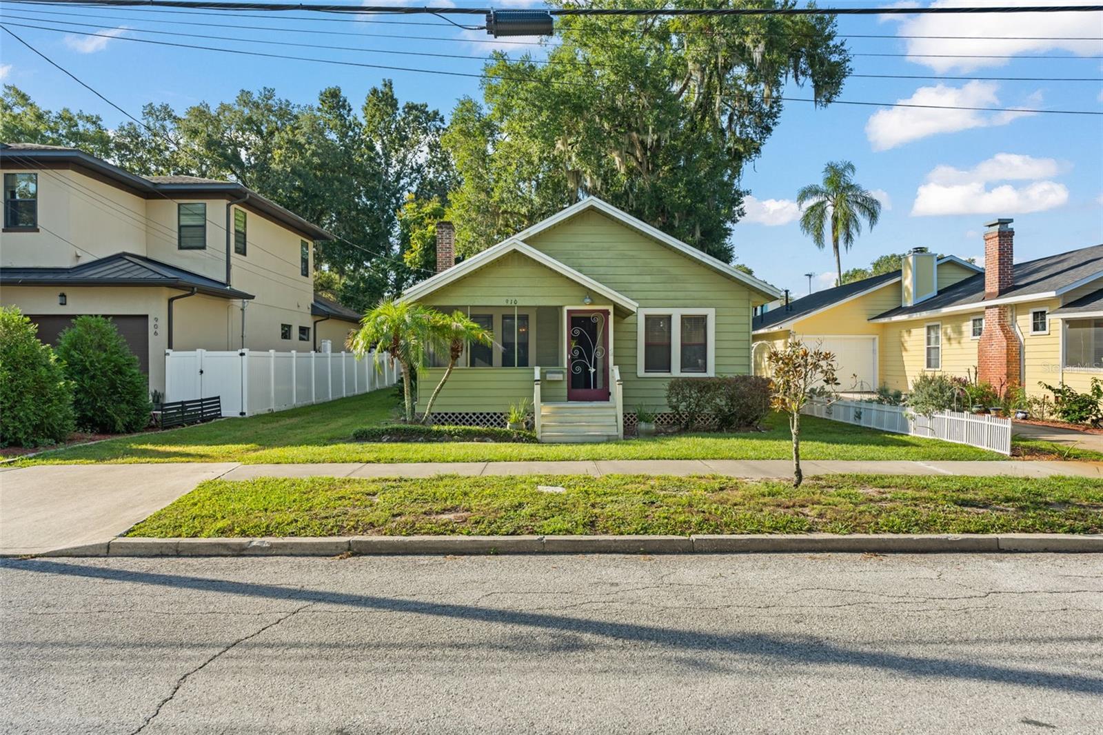 Listing photo 1 for 910 Shady Lane Dr