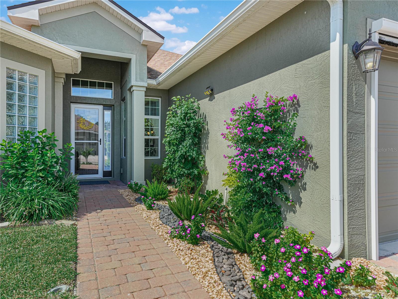 Listing photo 2 for 1321 Oakmont Dr