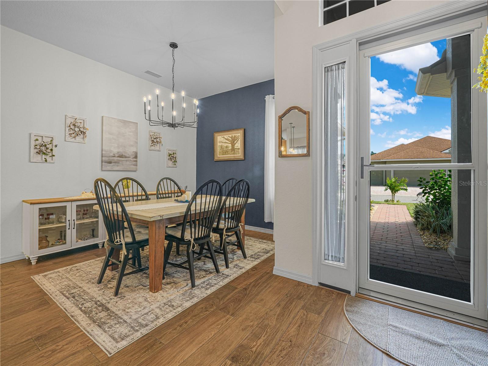Listing photo 3 for 1321 Oakmont Dr
