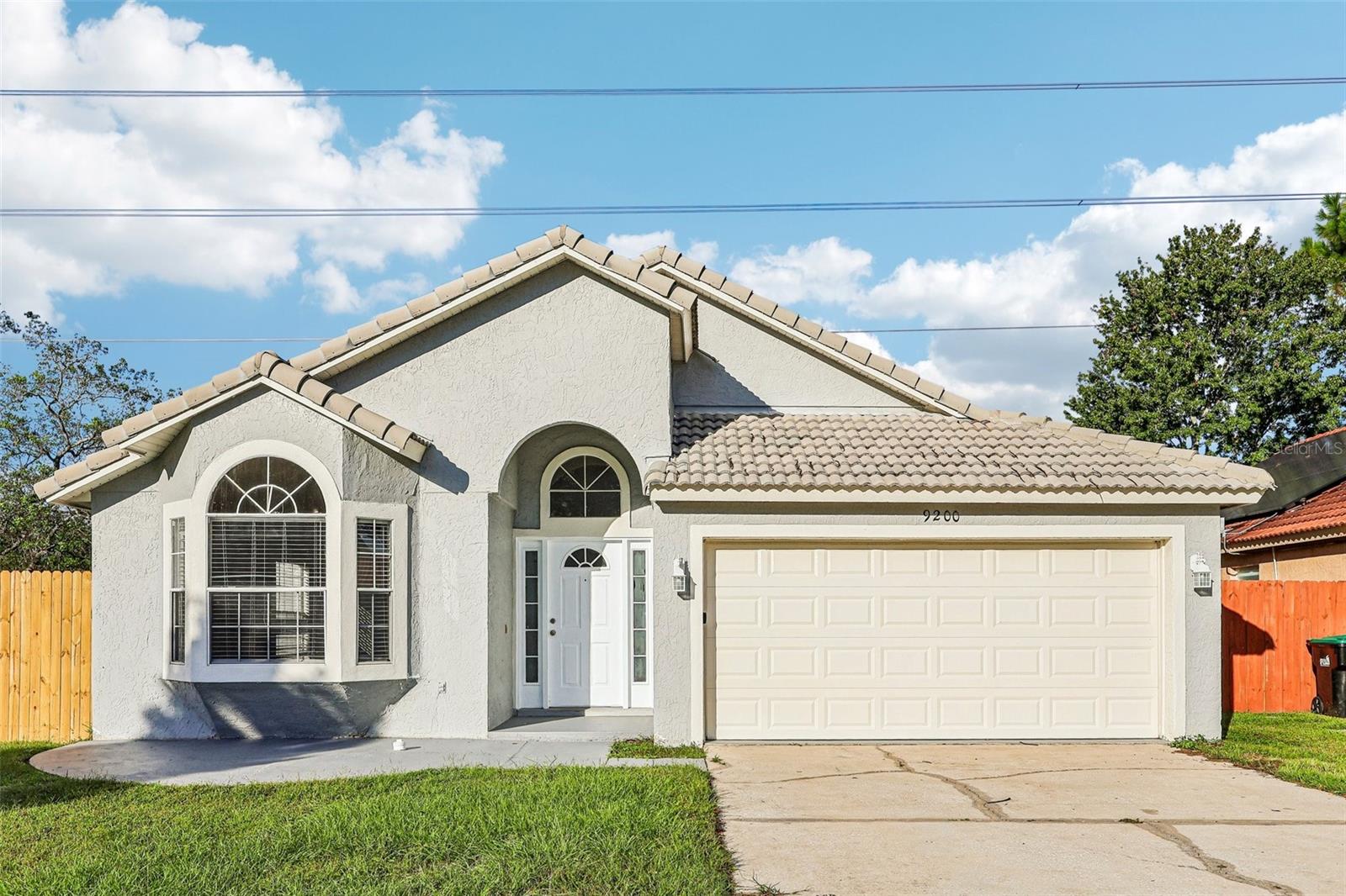 Listing photo 1 for 9200 Valencia Palms Dr