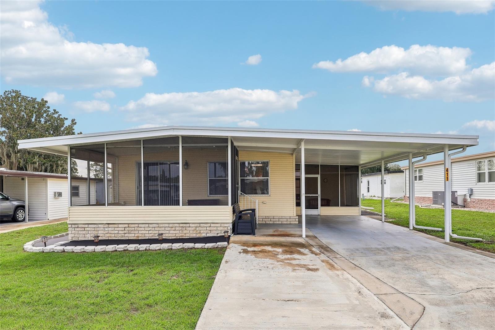 Listing photo 3 for 411 Palo Verde Dr