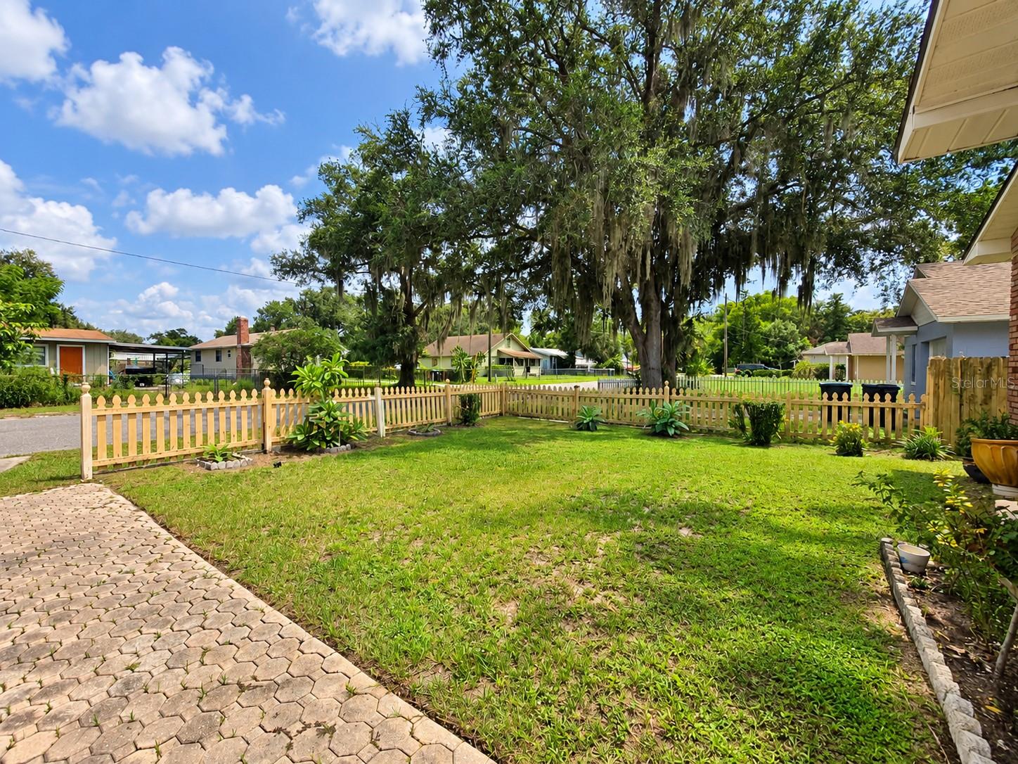 Listing photo 2 for 5618 Joyce St