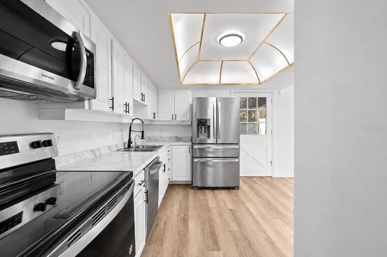 Listing photo 3 for 146 Lago Vista Blvd