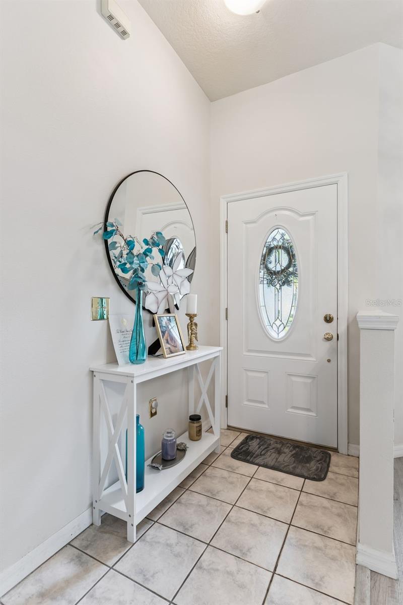 Listing photo 3 for 483 Lake Suzanne Dr