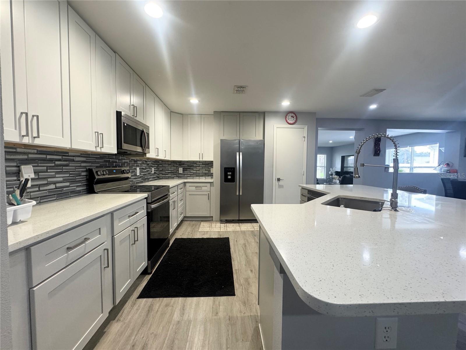Listing photo 3 for 1903 Binnacle St