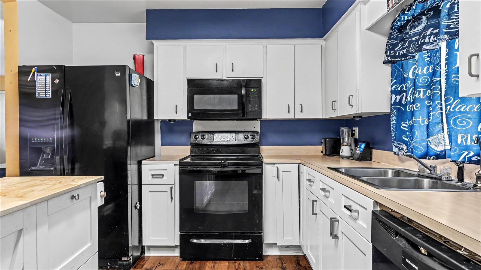 Listing photo 3 for 116 Maris Ct