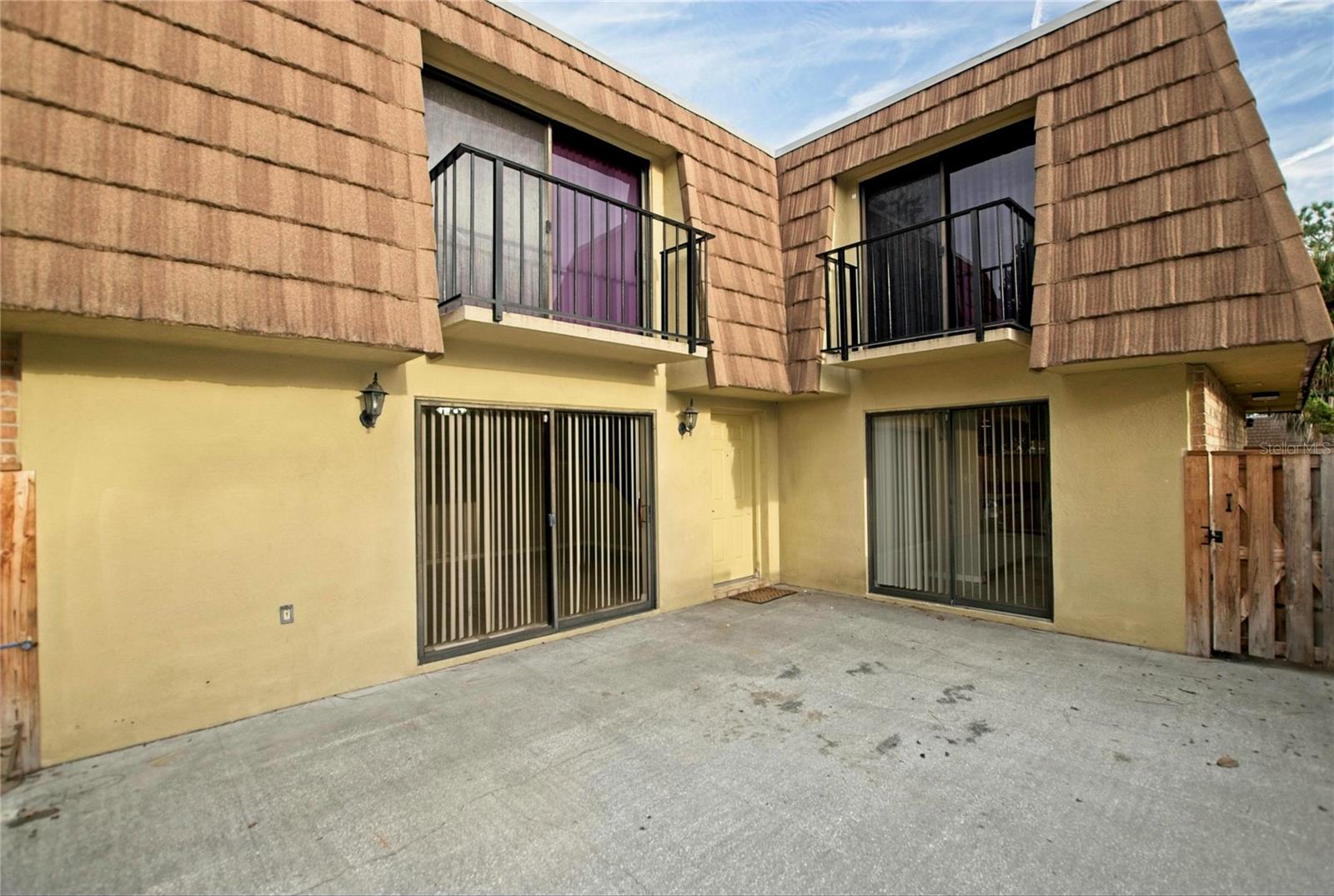 Listing photo 2 for 5373 Bamboo Ct #402