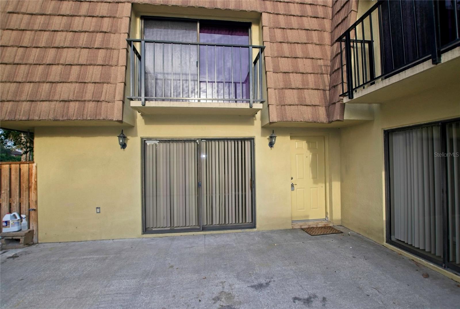 Listing photo 3 for 5373 Bamboo Ct #402