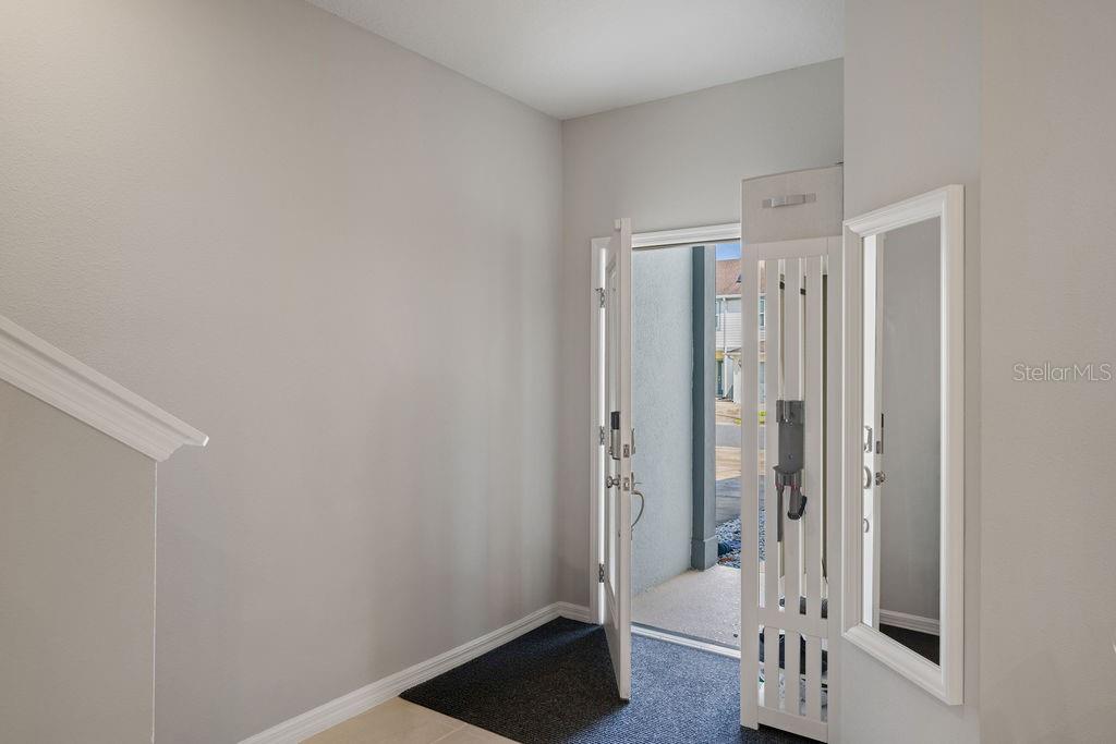Listing photo 3 for 3954 Plainview Dr