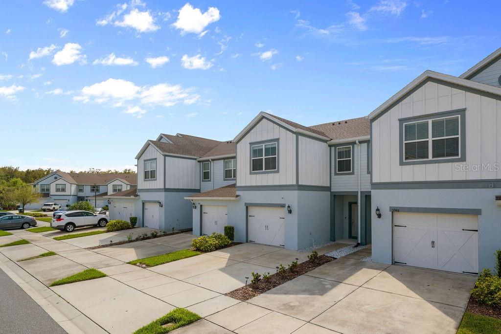 Listing photo 2 for 3954 Plainview Dr