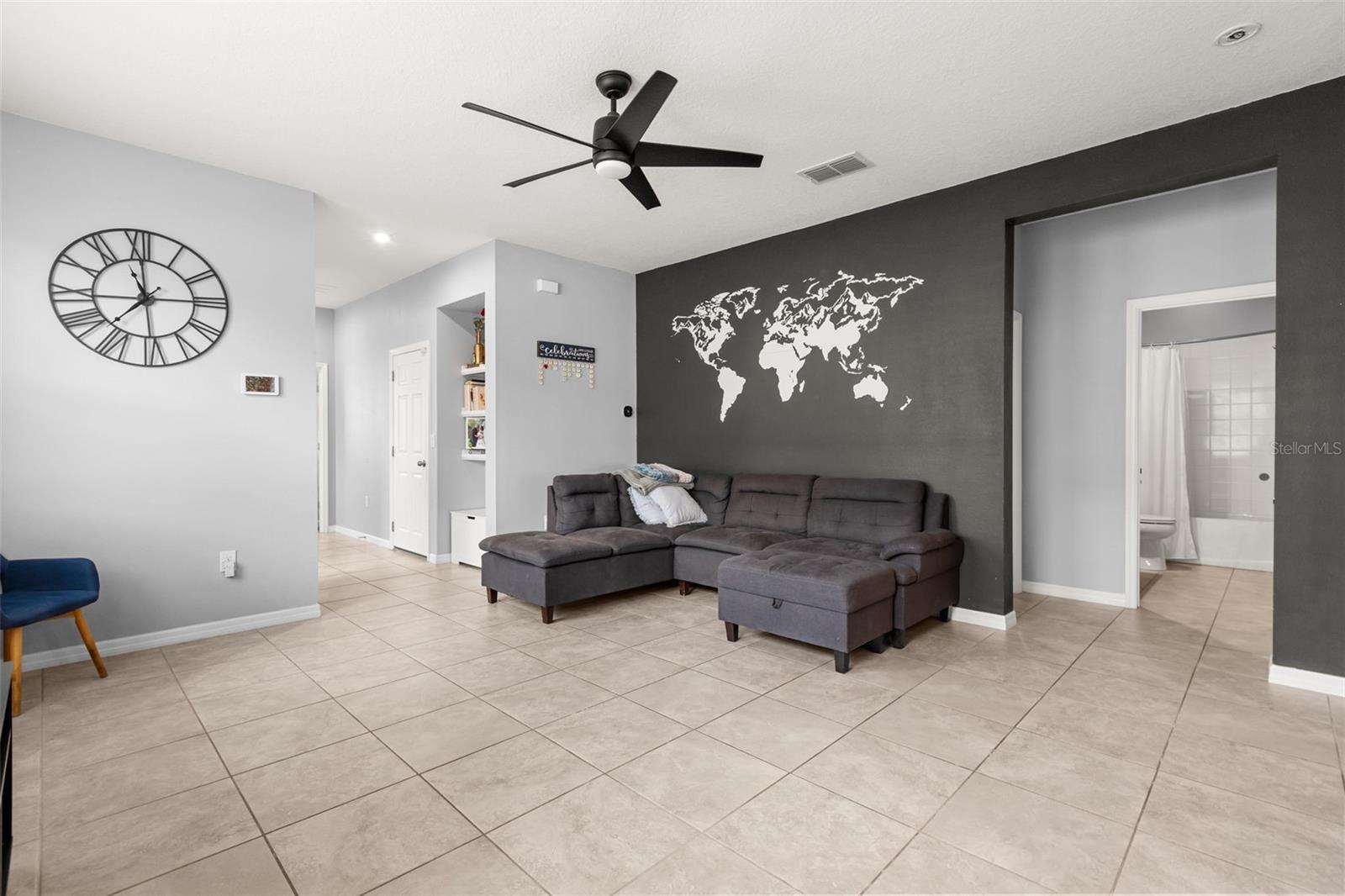 Listing photo 3 for 2401 Avian Loop