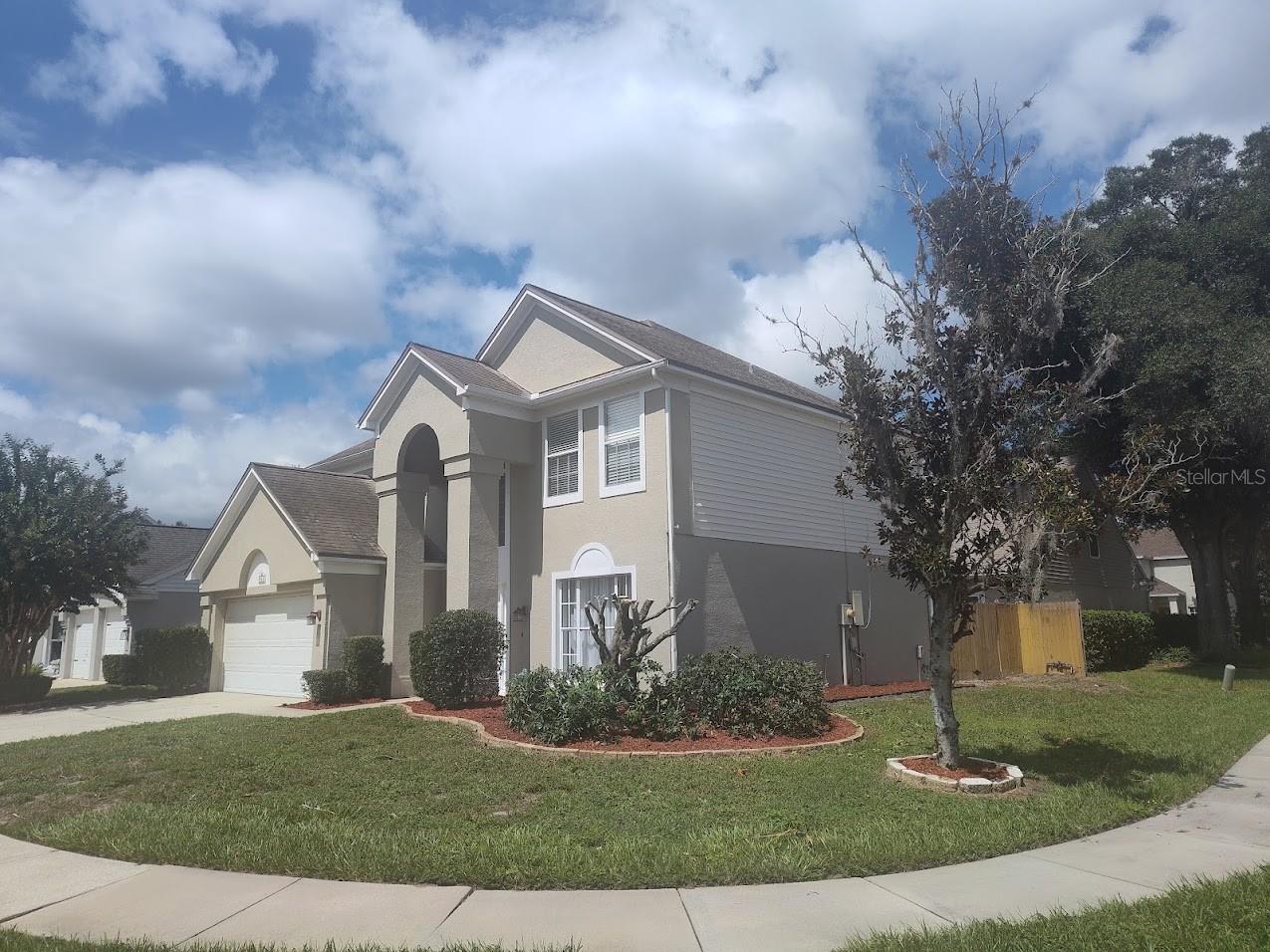 Listing photo 2 for 955 W Charing Cross Cir