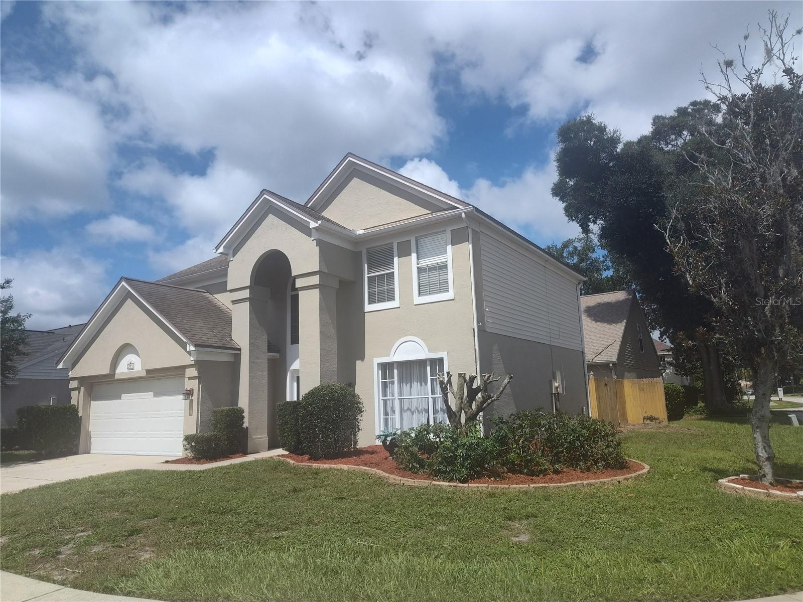 Listing photo 3 for 955 W Charing Cross Cir