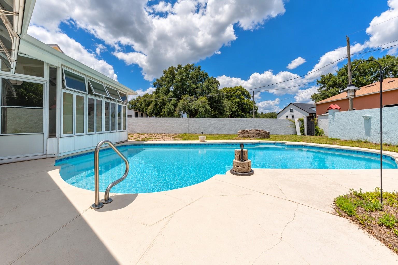 Listing photo 3 for 815 Lake Jessie Dr