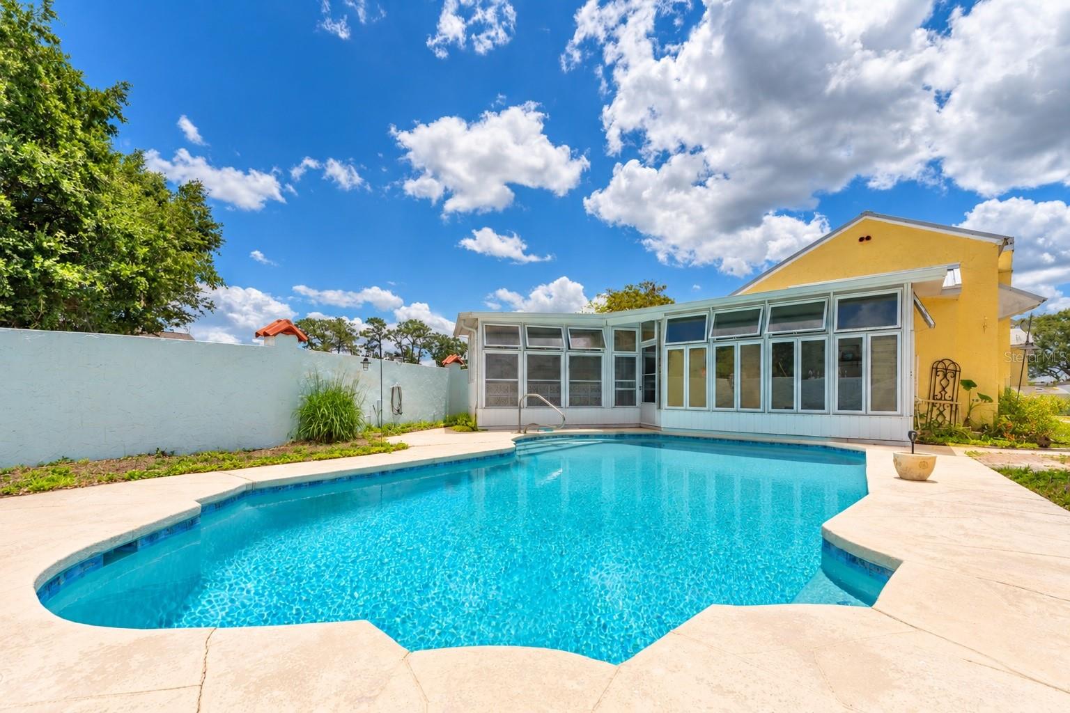 Listing photo 1 for 815 Lake Jessie Dr