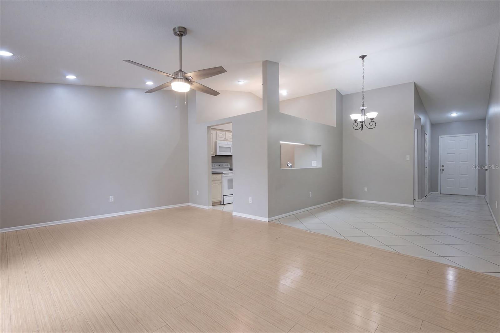 Listing photo 2 for 102 Oakridge Ct