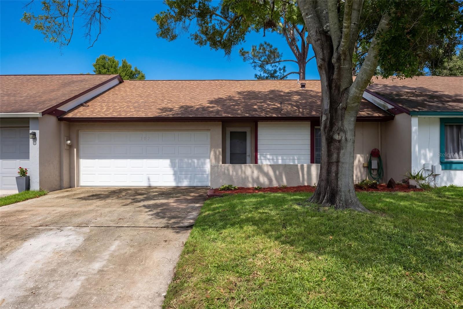 Listing photo 1 for 102 Oakridge Ct