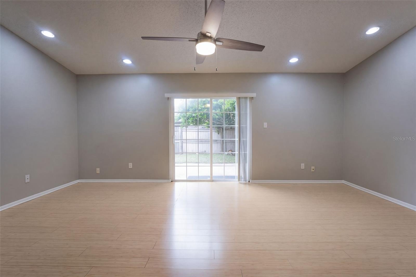 Listing photo 3 for 102 Oakridge Ct