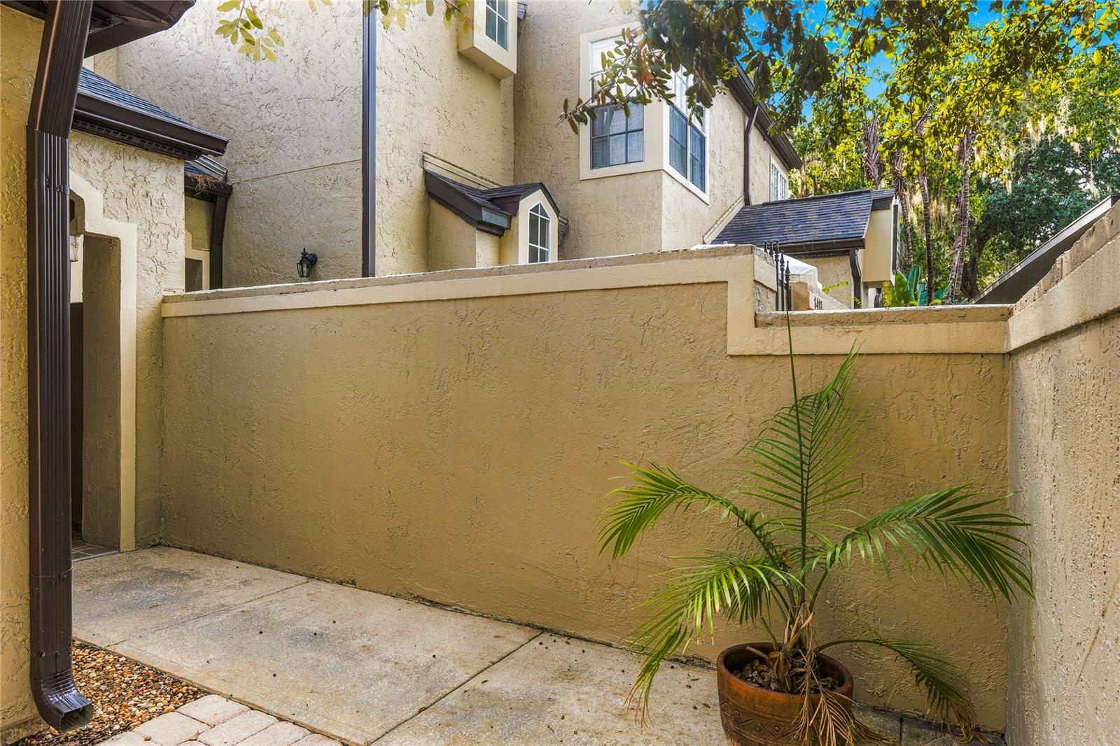 Listing photo 1 for 1416 Farrindon Cir #.